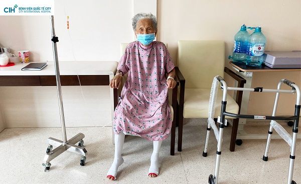 Phẫu thuật thành công thay khớp háng nhân tạo cho cụ bà 93 tuổi